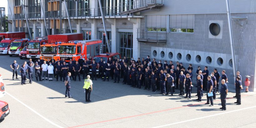 Aufstellung Verband an der Landesfeuerwehrschule.